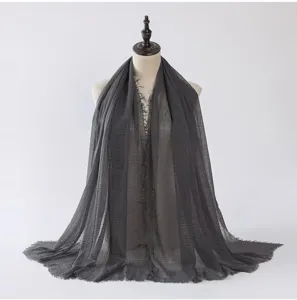 Écharpe châle en coton lin froissé gris foncé, vue détaillée du tissu frangé doux et léger.