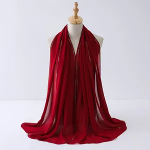 Sciarpa lunga in chiffon rosso con dettaglio catena strass, elegante e versatile scialle.