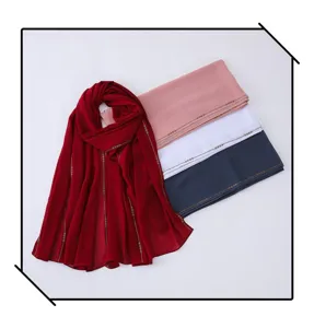 Dettaglio di hijab in chiffon con finiture di catena di strass e delicata trama di tessuto.