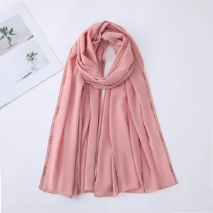 Elegante sciarpa hijab in chiffon rosa con dettagli di strass a catena per le donne.