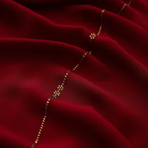 Dettaglio sciarpa in chiffon rosso con design di strass a catena dorata, elegante