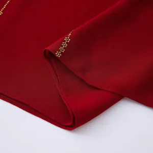 Lunga sciarpa in chiffon bordeaux con dettagli in catena di strass dorati, leggero scialle.