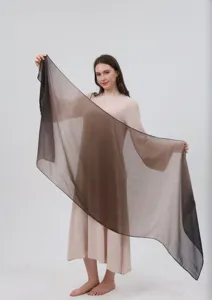 Dettaglio della sciarpa in chiffon sfumato con consistenza morbida ed elegante.