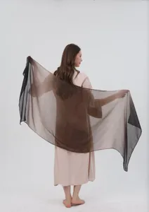 Foulard lungo in chiffon sfumato scialle morbido e leggero accessorio moda donna vista dettagliata