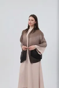 Vista ravvicinata del foulard in chiffon sfumato, tessuto morbido e drappeggio elegante.