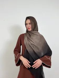 Vista dettagliata di un foulard hijab in chiffon sfumato marrone e nero molto morbido.