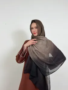 Elegante sciarpa hijab in chiffon sfumato da donna, lunga e morbida stola leggera.
