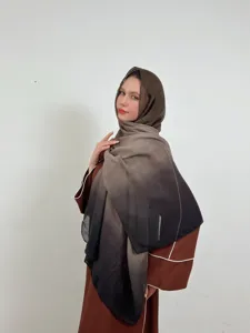 Dettaglio dell'hijab in chiffon sfumato che mostra il tessuto morbido e il drappeggio elegante.