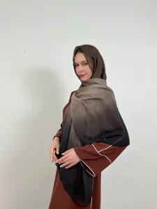 Vista dettagliata del morbido hijab sfumato e dell'elegante abbigliamento marrone, liscio.