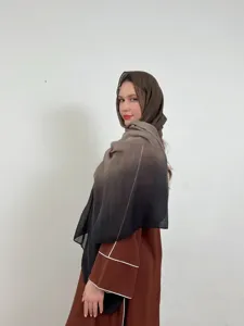 Vista dettagliata dell'elegante hijab in chiffon sfumato, tessuto morbido e stile versatile.