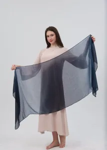 Vista dettagliata che mostra la morbida texture in chiffon sfumato e la transizione dei colori.