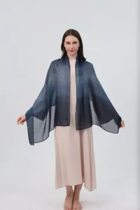 Vista dettagliata della sciarpa in chiffon sfumato, scialle morbido e alla moda sul modello.