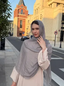 Detailed view of the solid color bubble shawl scarf, elegant design for daily sun protection.