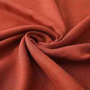 Gros plan détaillé d'un tissu de foulard en lin et coton rouge brun avec texture douce et plis
