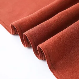 Gros plan détaillé d'une écharpe en coton et lin terracotta, montrant la texture.