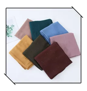 Gedetailleerd overzicht van dames sequin hijab sjaal, elegante lichte sjaal met glinsterend design.
