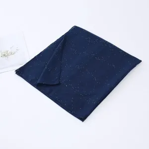 Gedetailleerd overzicht van de donkerblauwe voile sjaal met pailletten en sprankelende stippen.