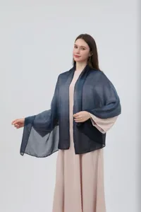 Dettaglio foulard lungo chiffon sfumato, scialle moda tessuto morbido, design elegante.