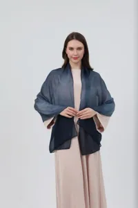 Vista dettagliata della sciarpa in chiffon sfumato, elegante scialle blu scuro da donna.