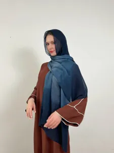Set donna foulard hijab chiffon sfumato e abito manica lunga elegante moda quotidiana.