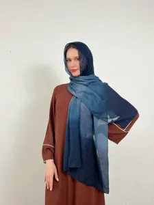 Vista dettagliata del morbido hijab in chiffon sfumato, accessorio di moda elegante.