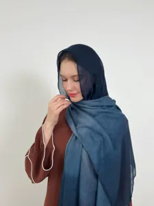 Dettaglio dell'hijab in chiffon sfumato, sciarpa lunga morbida e leggera in primo piano.