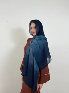 Sciarpa lunga in chiffon sfumato vista dettaglio, tessuto morbido hijab moda scialle