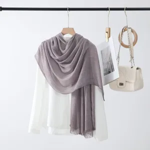 Élégant foulard uni en coton et lin pour femmes, châle drapé décontracté vue détaillée.