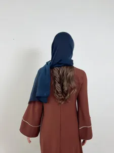 Vista dettagliata dell'elegante combinazione di hijab modesto e abito a maniche lunghe.