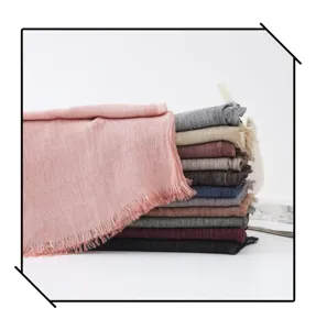 Vue détaillée d'une écharpe femme en coton lin unie avec franges, pile multicouleur.