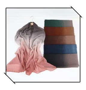 Dettaglio della sciarpa in chiffon sfumato con tessuto morbido e opzioni di colore multiple.
