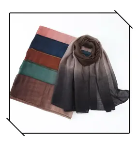 Vista dettagliata della sciarpa in chiffon sfumato, che mostra consistenza e tonalità.