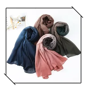 Vista dettaglio sciarpa lunga in chiffon sfumato tessuto morbido scialle accessorio moda