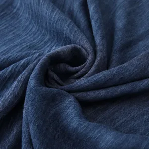 Écharpe unie bleu foncé en coton lin détail gros plan, tissu doux et confortable mode.