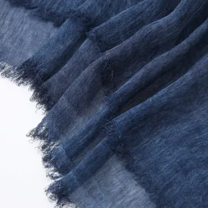 Écharpe femme en coton lin uni bleu foncé avec détails de franges, style décontracté chic.