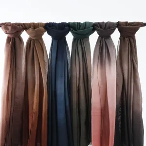 Vista dettagliata della sciarpa in chiffon sfumato, tessuto morbido, lungo design elegante.