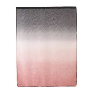 Dettaglio della sciarpa in chiffon sfumato con tessuto morbido e transizione fluida.