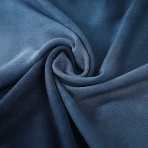 Primo piano di sciarpa in tessuto chiffon sfumato blu morbido, dettaglio tessile.