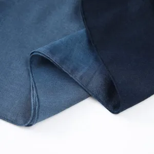 Primo piano ravvicinato del tessuto per sciarpa in chiffon sfumato, morbida trama blu.