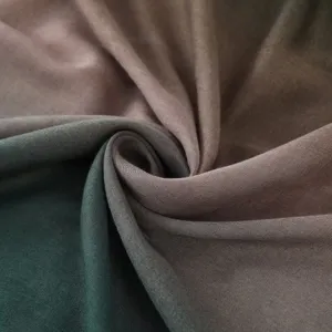 Dettaglio in tessuto chiffon sfumato che mostra consistenza morbida e transizione verde marrone.