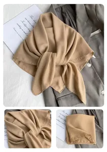 Detailansicht des einfarbigen khaki Damenschals, minimalistisches Leinentuch Nahaufnahme, Sommer.