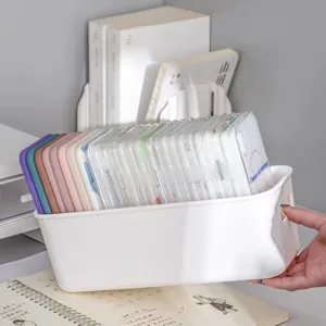 Caja de almacenamiento de escritorio rectangular blanca con varias fundas de móvil
