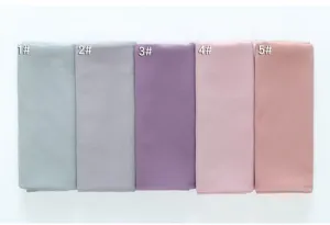 Dettaglio di foulard hijab lungo in chiffon di perle tinta unita con cinque opzioni.