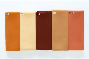 Dettaglio sciarpa lunga in chiffon perlato tinta unita, tessuto hijab leggero in vari colori.
