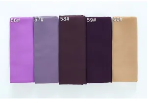 Vista dettagliata del tessuto per sciarpa hijab in chiffon tinta unita con varie opzioni.