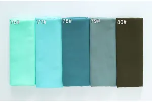 Vista dettagliata del tessuto per sciarpa in chiffon tinta unita con varie opzioni di colore
