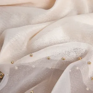 Elegantes transparentes Seidentuch für Damen mit goldenen Perlen als leichter Sommerschal.