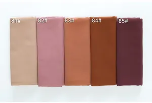 Vista ravvicinata dettagliata del tessuto per sciarpa hijab in chiffon tinta unita in toni.