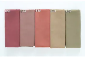 Dettaglio tessuto hijab in chiffon tinta unita, vista ravvicinata tonalità.
