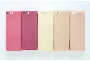 Vista dettagliata di una sciarpa lunga in chiffon tinta unita con bordi puliti ed eleganti.